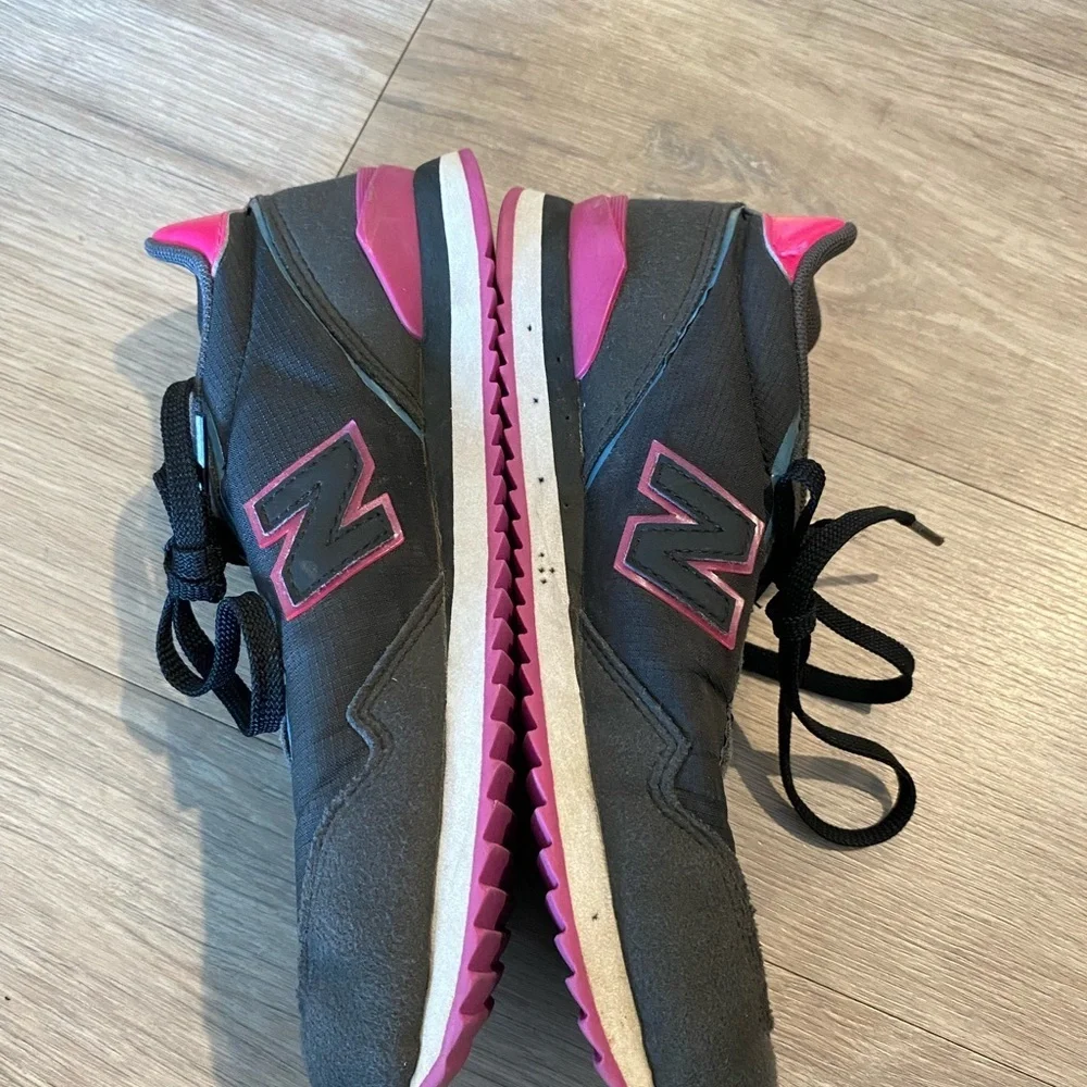 New Balance Women's Sola Sneakers pink and black size 5.5 - Picture 3 of 6